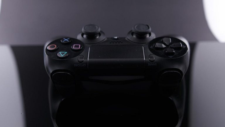 Wielu graczy w PlayStation wybiera kupowanie nowych gier w sklepach online