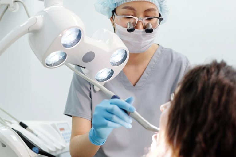 Do jakiego stomatologa warto się zawsze zwrócić?